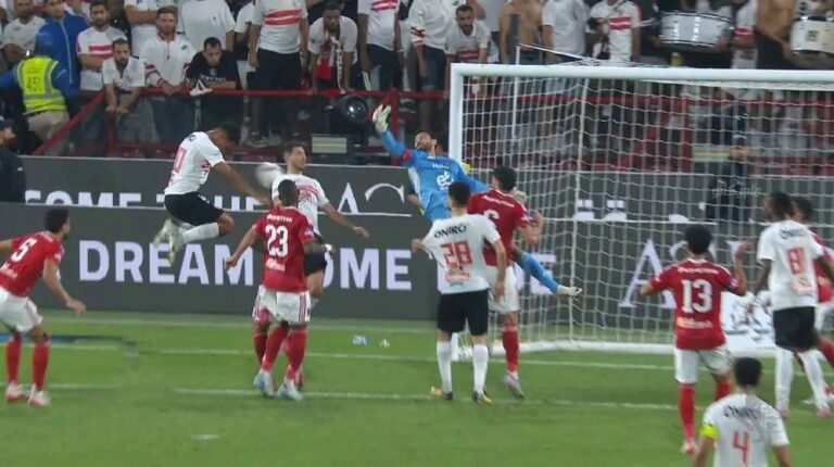 لقطة هدف سيف الدين الجزيري الملغي أمام الأهلي فى نهائى كأس السوبر المصري.