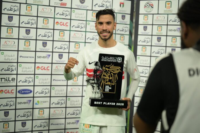 صانع الألعاب ناصر ماهر يحتفل بجائزة رجل مباراة الزمالك وبيراميدز فى نصف نهائى كأس السوبر المصري.