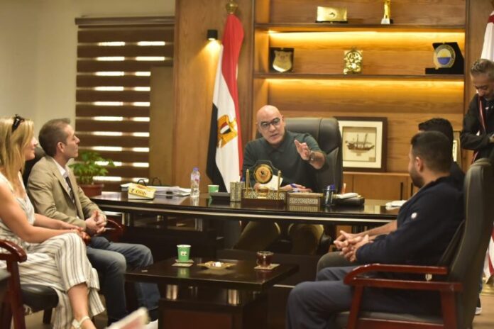 المهندس هشام نصر أثناء استقباله وفد معهد برشلونة برئاسة ديجو فالديز.