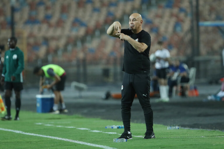 حسام حسن، المدير الفني لمنتخب مصر خلال مباراة تصفيات كأس الأمم الأفريقية 2025 بين مصر والرأس الأخضر.