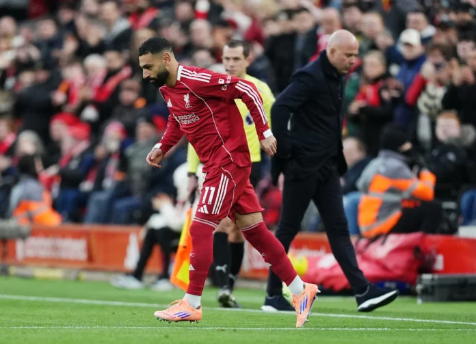 محمد صلاح خلال نزوله إلي ملعب إنفيلد فى مباراة برايتون التاريخية.