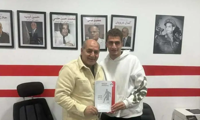 السيد أسامة يوقع عقود تجديده للزمالك رفقة الكابتن وحيد حامد.
