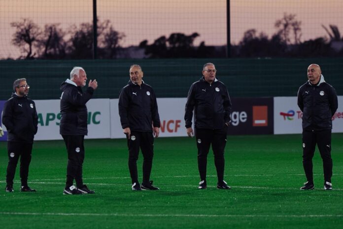 الجهاز الفني من تدريبات منتخب مصر قبل مواجهة كوت ديفوار في ربع نهائي كأس الأمم الإفريقية 2025.