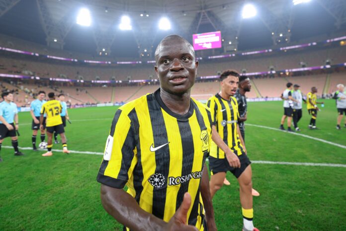 النجم الفرنسي نغولو كانتي، لاعب وسط نادي الاتحاد السعودي.