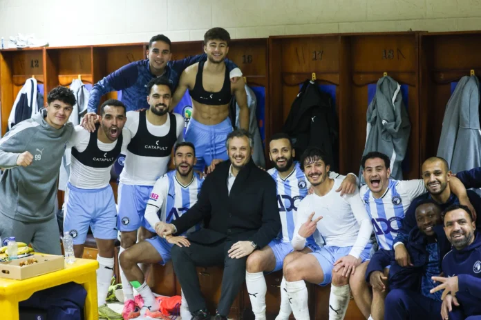 فرحة لاعبي بيراميدز بعد الفوز على حرس الحدود في الدوري المصري الخميس.