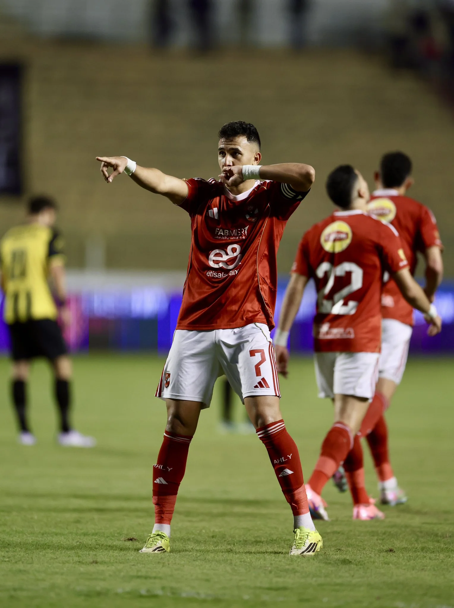 محمود حسن تريزيجيه يحتفل بهدفه فى مرمي المقاولون العرب.