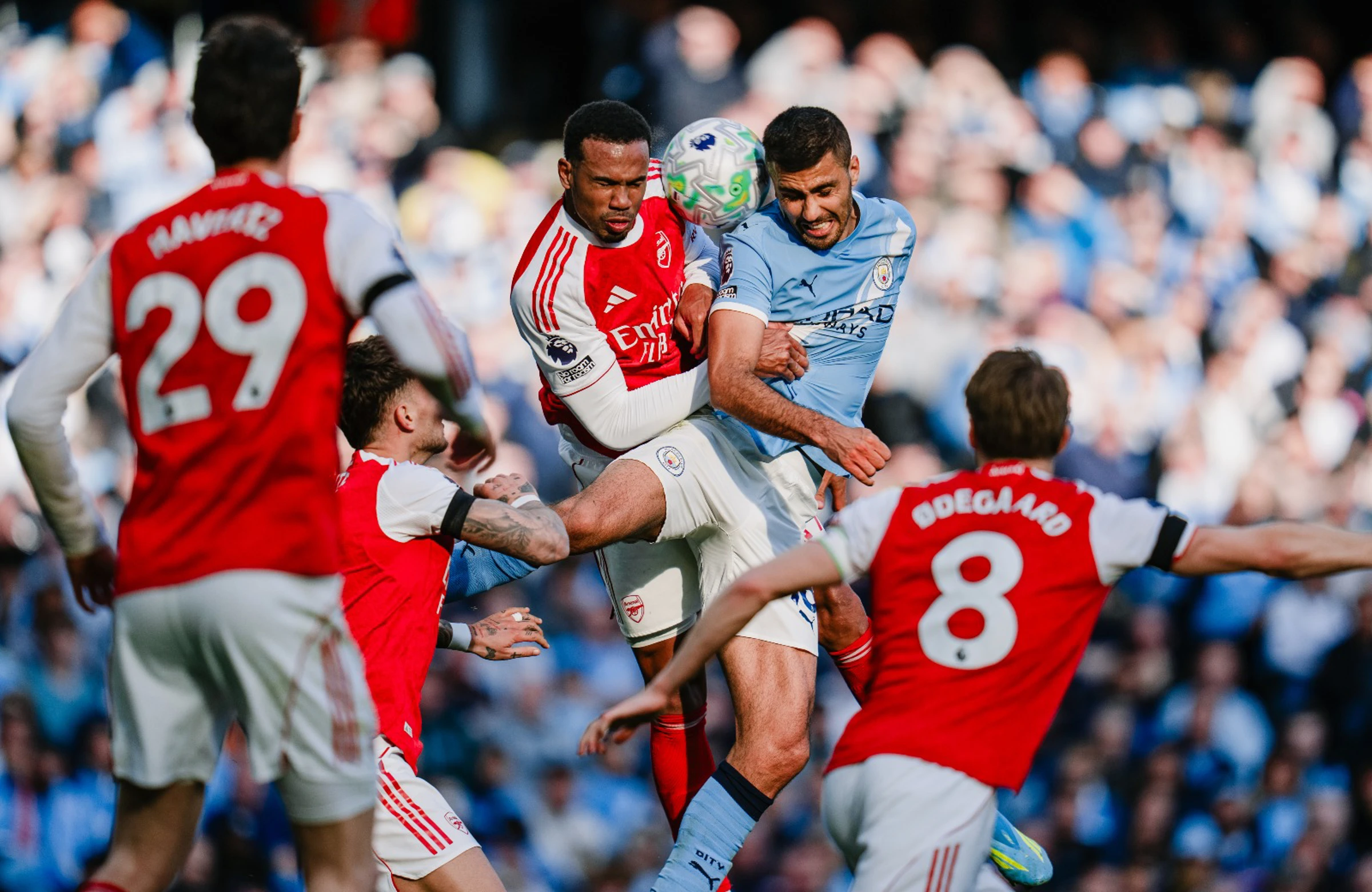 شهدت مباراة أرسنال ومانشستر سيتي تنافسية كبيرة داخل الملعب.