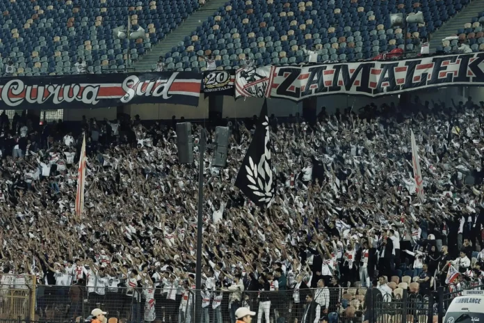 جماهير الزمالك ترفع شعار كورفا سود خلال أحد المباريات.