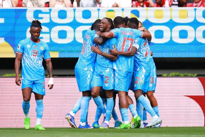 فرحة لاعبي الكونغو بهدف أكسيل توانزيبي في مرمي جامايكا.