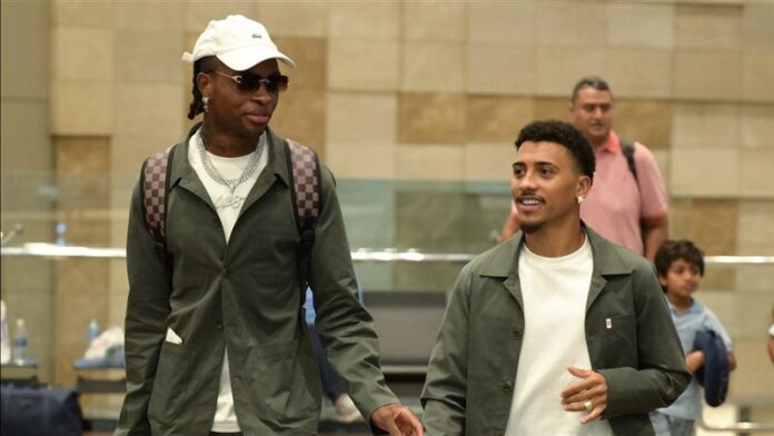 خوان بيزيرا رفقة شيكو بانزا من أحد الرحلات خلال كأس الكونفدرالية الأفريقية.