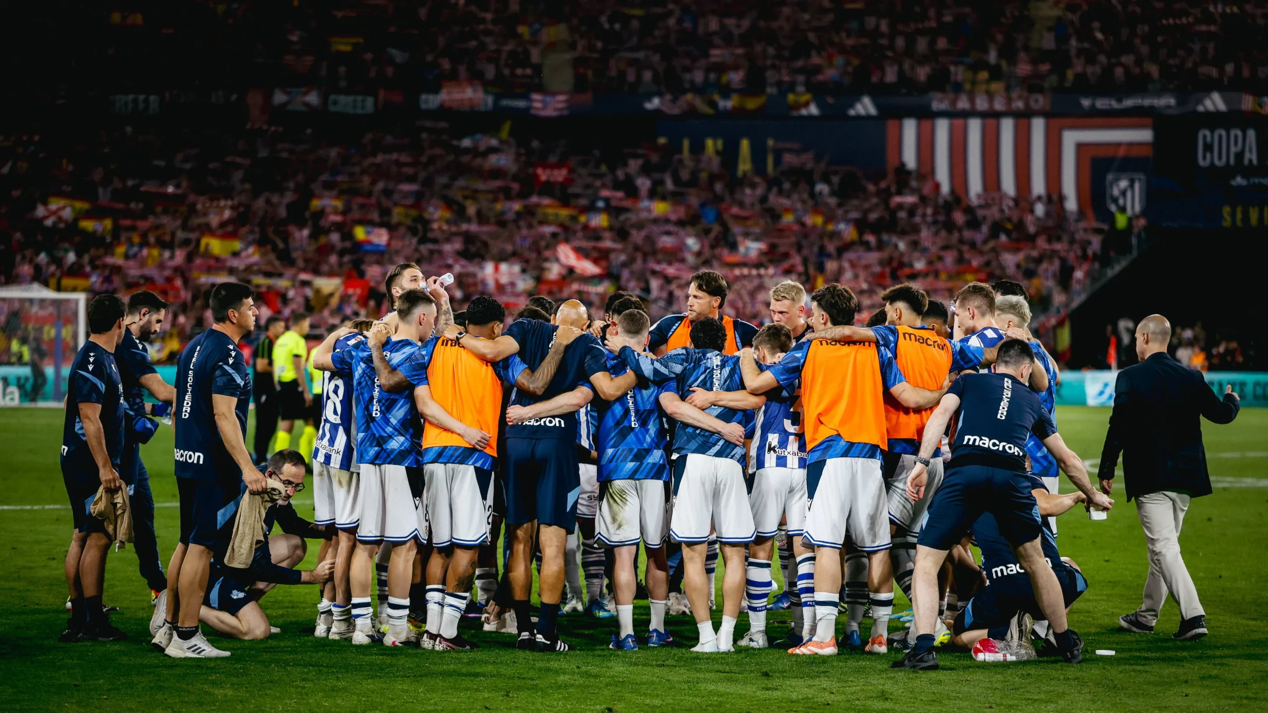 لاعبي ريال سوسيداد قبل لعب ركلات الترجيح في كأس ملك إسبانيا 2026.