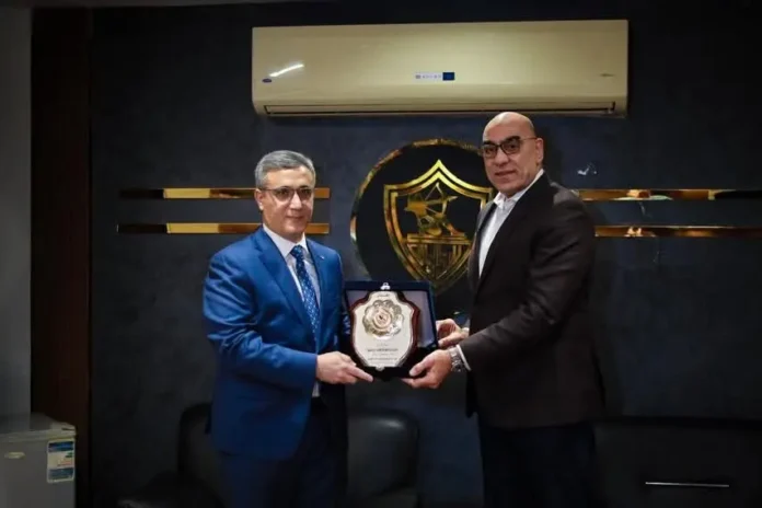 هشام نصر يسلم درع الزمالك لسفير الجزائر محمد سفيان براح.