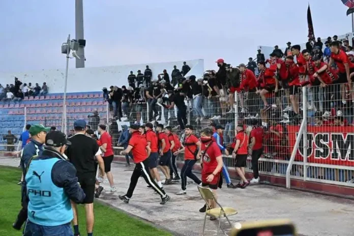 أحداث شغب واقتحام مشجعي اتحاد العاصمة لأرضية الملعب في مباراة آسفي.