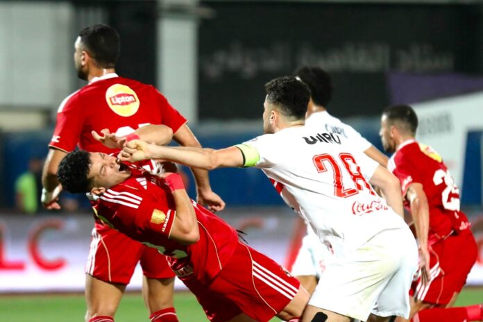 ركلة من محمود حمدي الونش مدافع الزمالك ضد إمام عاشور لاعب الأهلى.