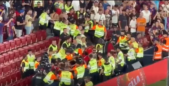 الأمن الإسباني يعتقل جماهير الأهلي عقب أحداث الشغب التي شهدتها المباراة.