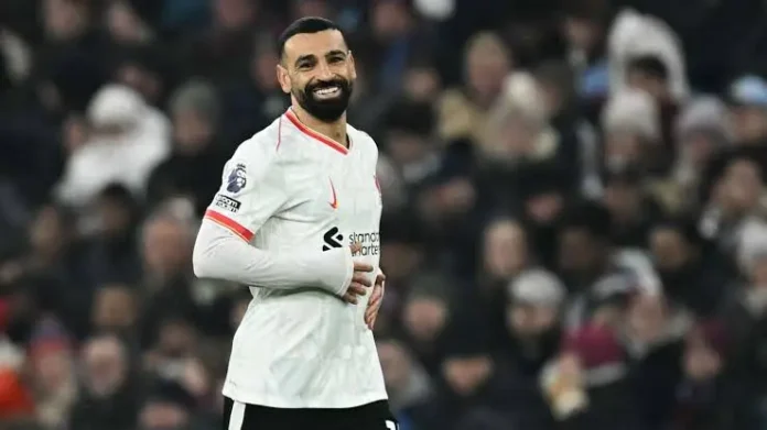 النجم المصري محمد صلاح بالقميص الأبيض.