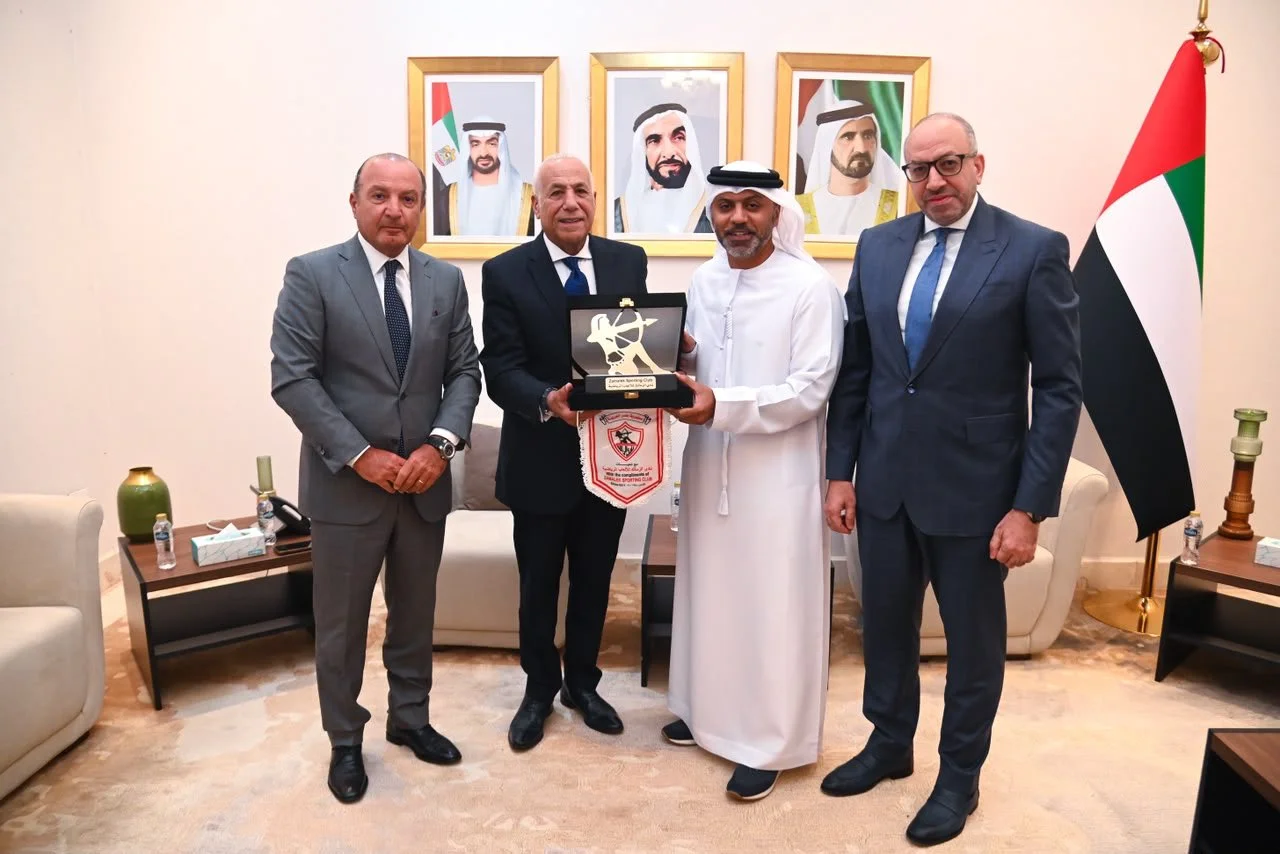 وفد الزمالك يهدي سفير الإمارات حمد عبيد الزعابي درع النادي.