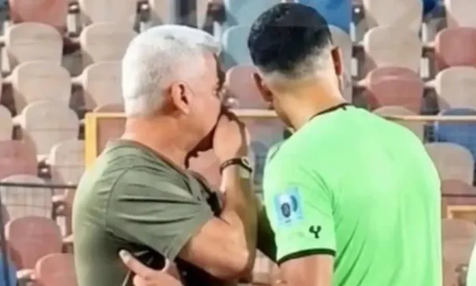 لقطة الحديث بين الحكم محمد معروف ومدير الكرة بالأهلي وائل جمعة.